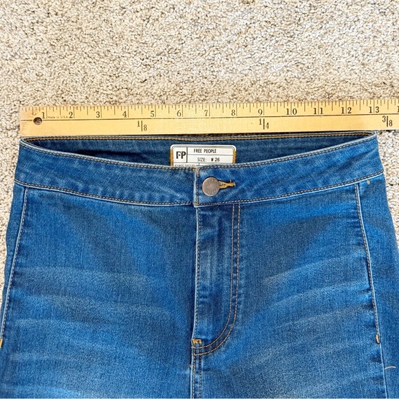 FREE PEOPLE WOMEN'S DARK WASH HIGH RISE JUST FLOAT ON FLARE JEANS size 26 5🌟 - Picture 9 of 16